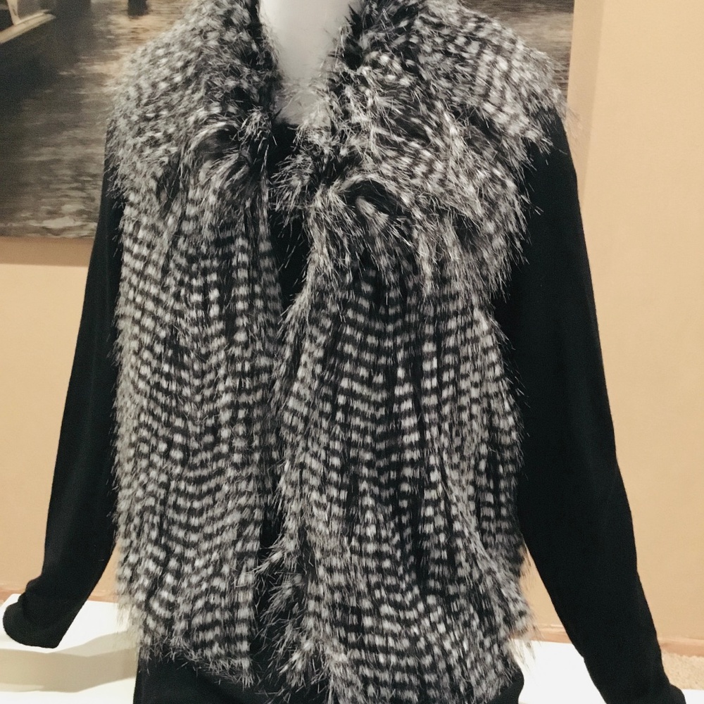 BCBGeneration Size M Medium ( 10 12 ) Faux spotted Fur black & gray vest NWOT